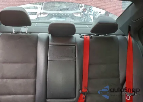 2013 Mercedes-Benz C 250 z USA, uszkodzony, nr VIN WDDGF4HB8DA841967